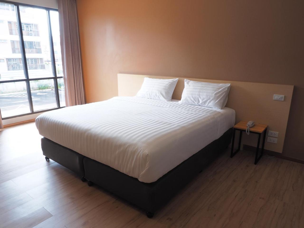 Sans Hotel Ratchaburi Экстерьер фото